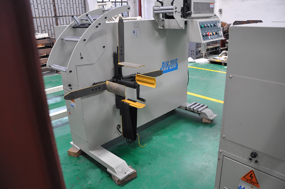 Pinch Rolls Pressing Arm Metal Steel Coil Uncoiler with Straightener Line