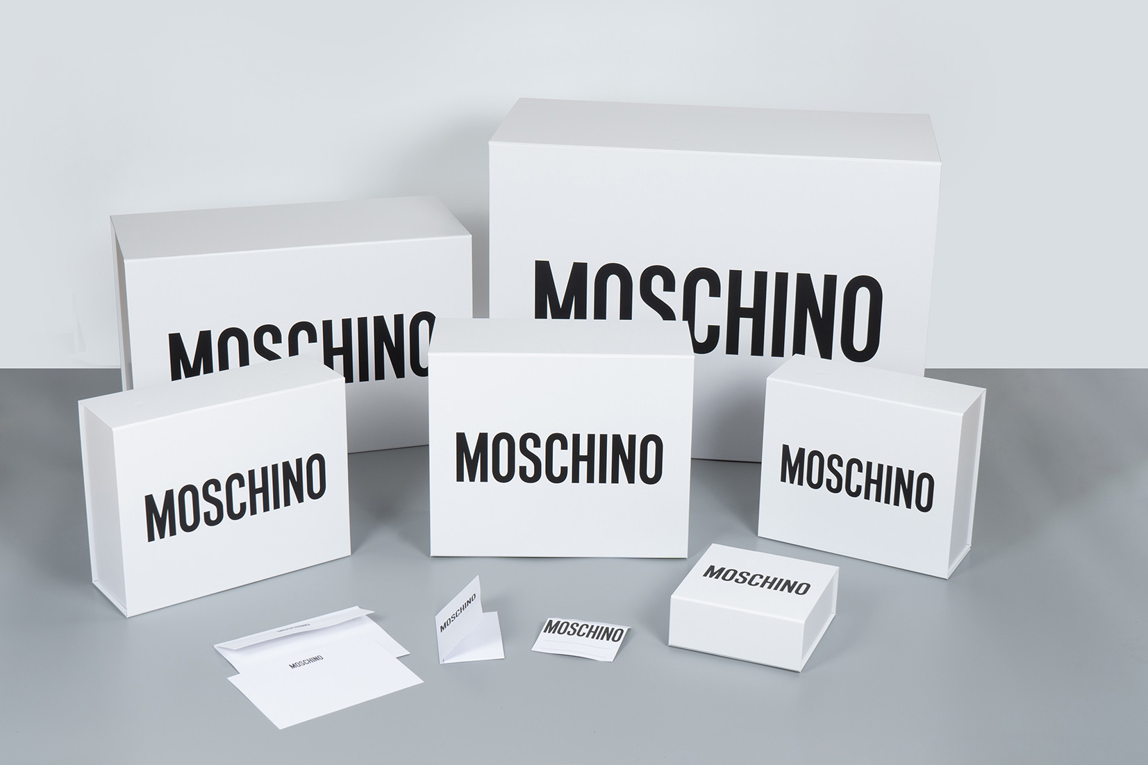 MOSCHINO Automatic Foldable Paper Boxes Gift Packaging With Magnets