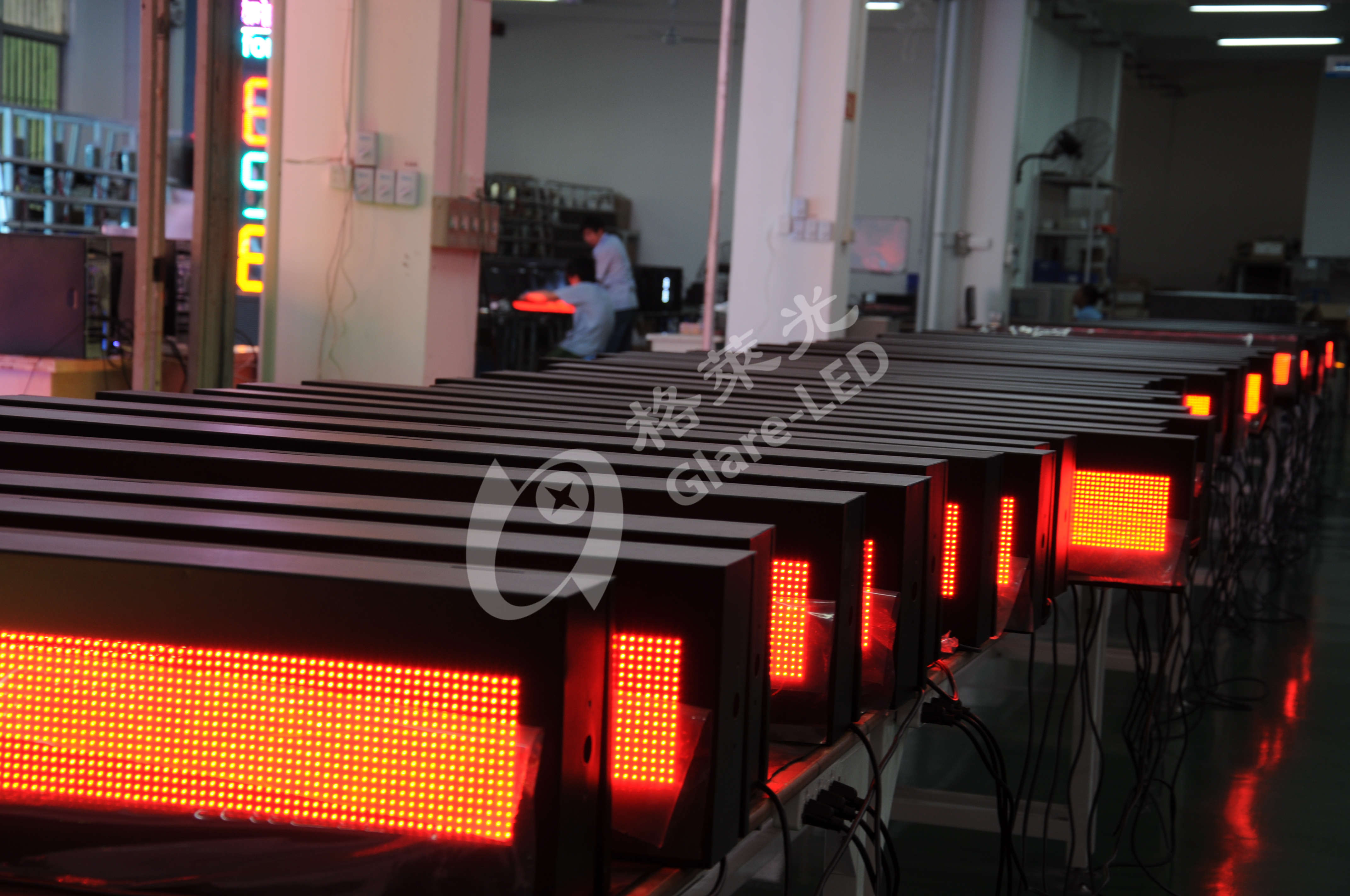 12 Bit Gray Level LED Advertising Display Screen For Traffic Trail Road Passenger