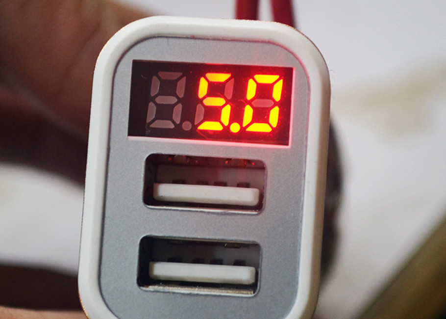 DC 5V 2.1 A Automobile Phone Charger With LED Screen Display Full Metal
