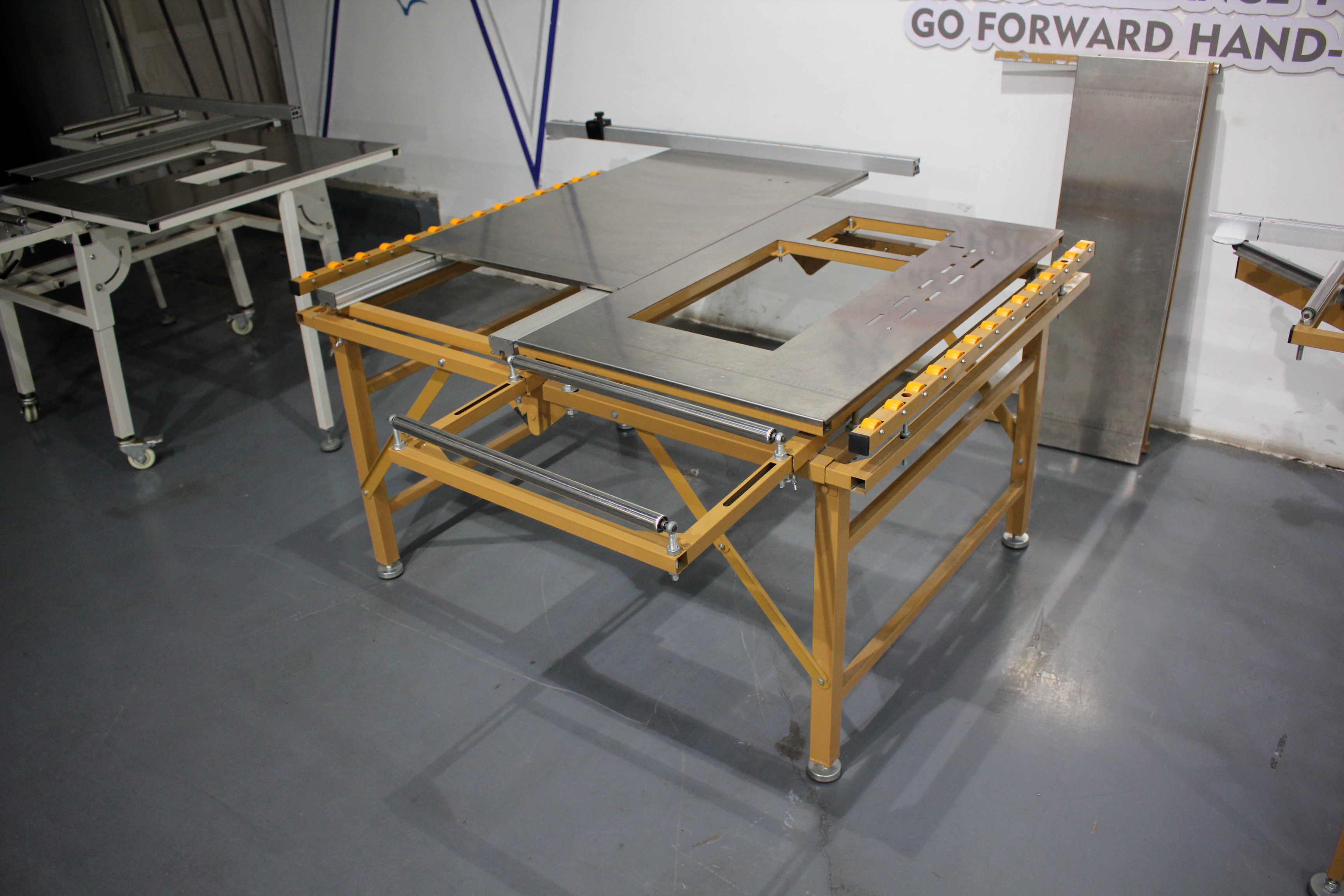 Wood Portable Sliding Table Saw Cutting Machine For Construction Works In Yellow