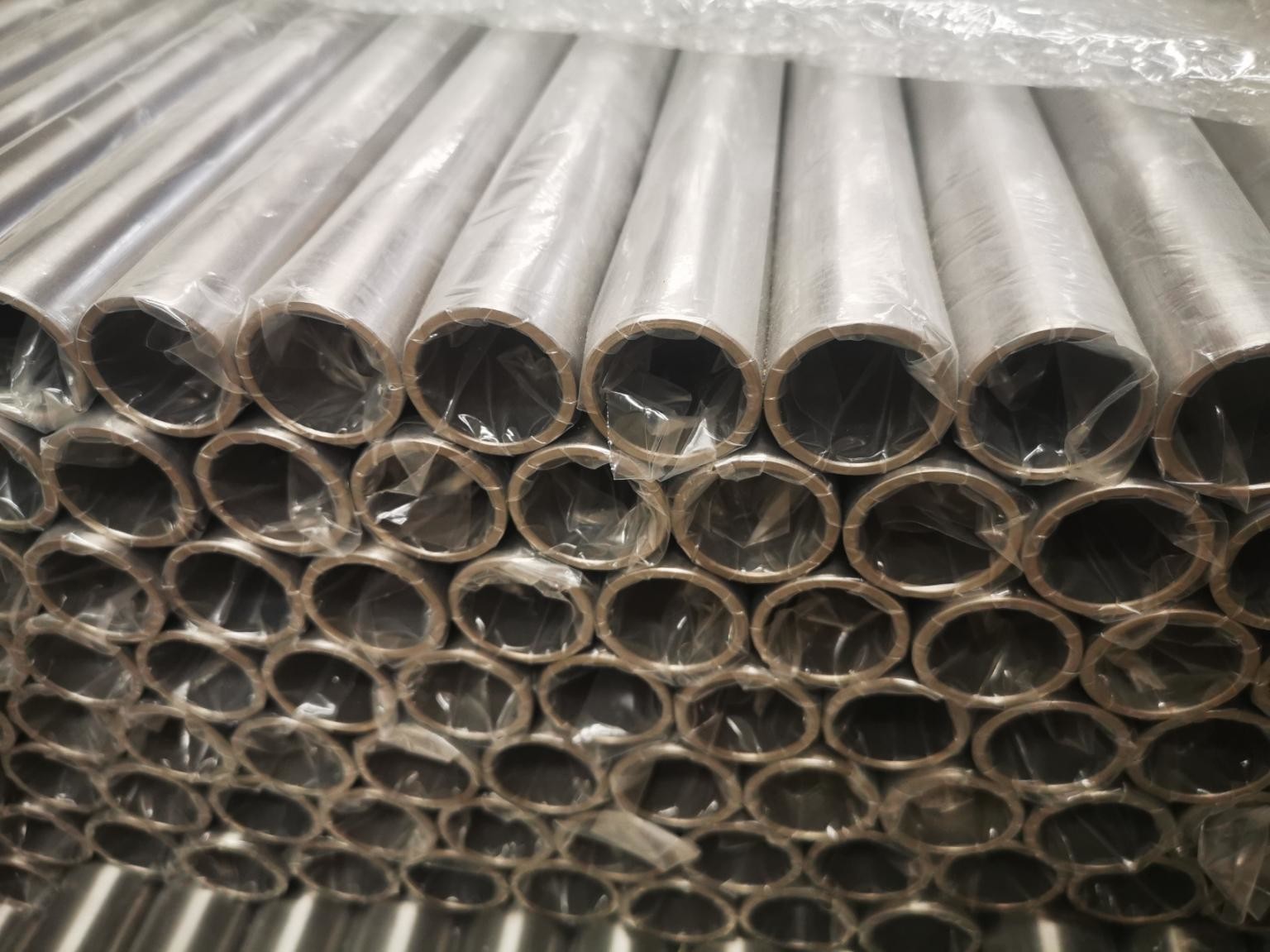 Seamless Titanium Tube Petrochemical ASTM B338 Gr9 Titanium Alloy Tube Bright Surface