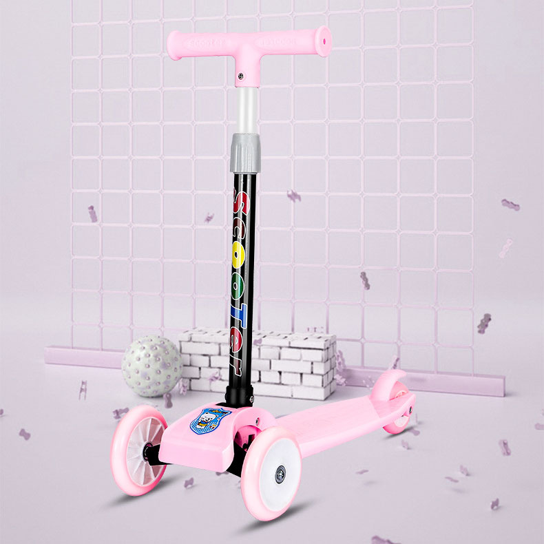 7-9Y Kids Scooter with Adjustable Height and Graffiti Bodywork in Tricycle Style
