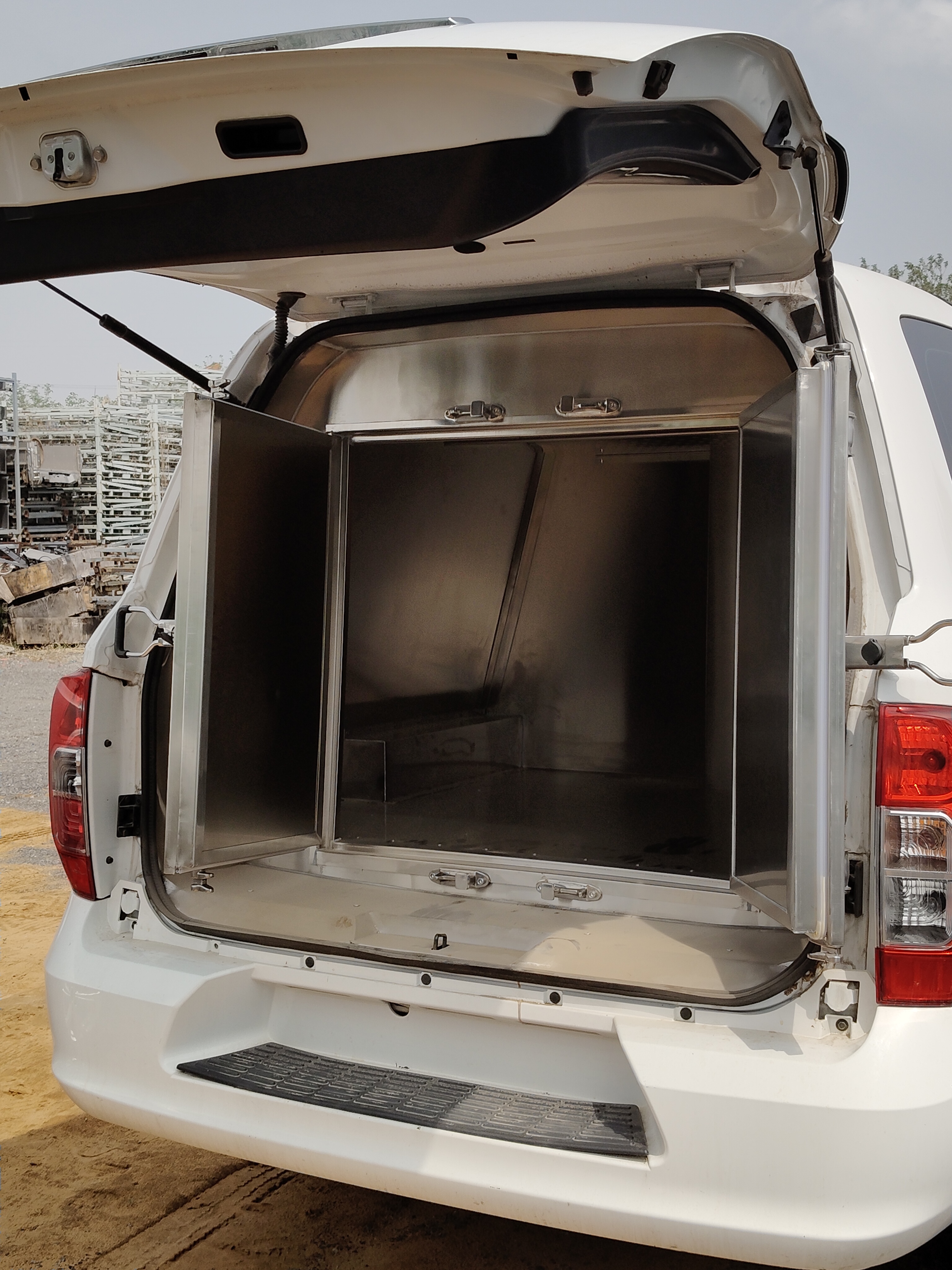 Dongfeng Rich 6 Cash Transport Truck 8AT Transmission Diesel Pickup