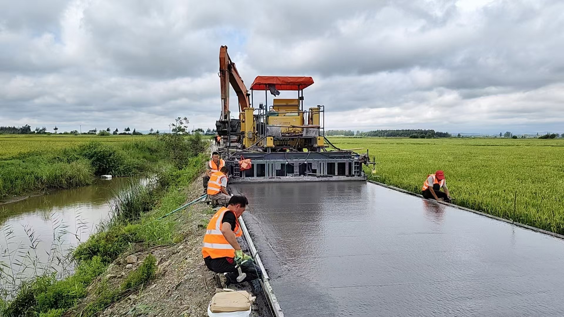High Pressure Slipform Machine For Rural Road And Shoulder Less Road