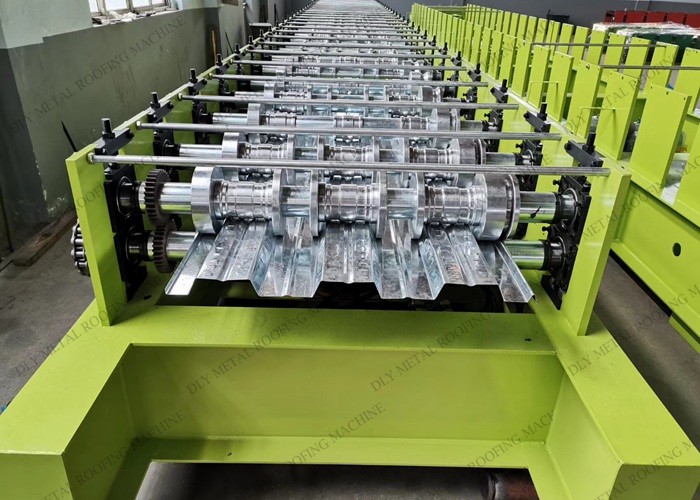 Cr12 Roof Deck Roll Forming Machine Automatic Decking Roll Forming Equipment