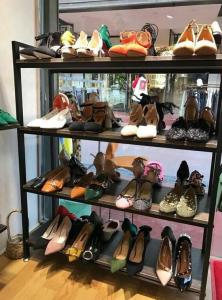 China Black Modular Shoe Store Display Shelves Stable Structure For Shoe Specialty Stores wholesale