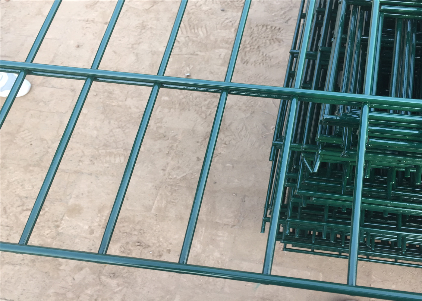 double horizontal wire welded arched doubled wire mesh fence