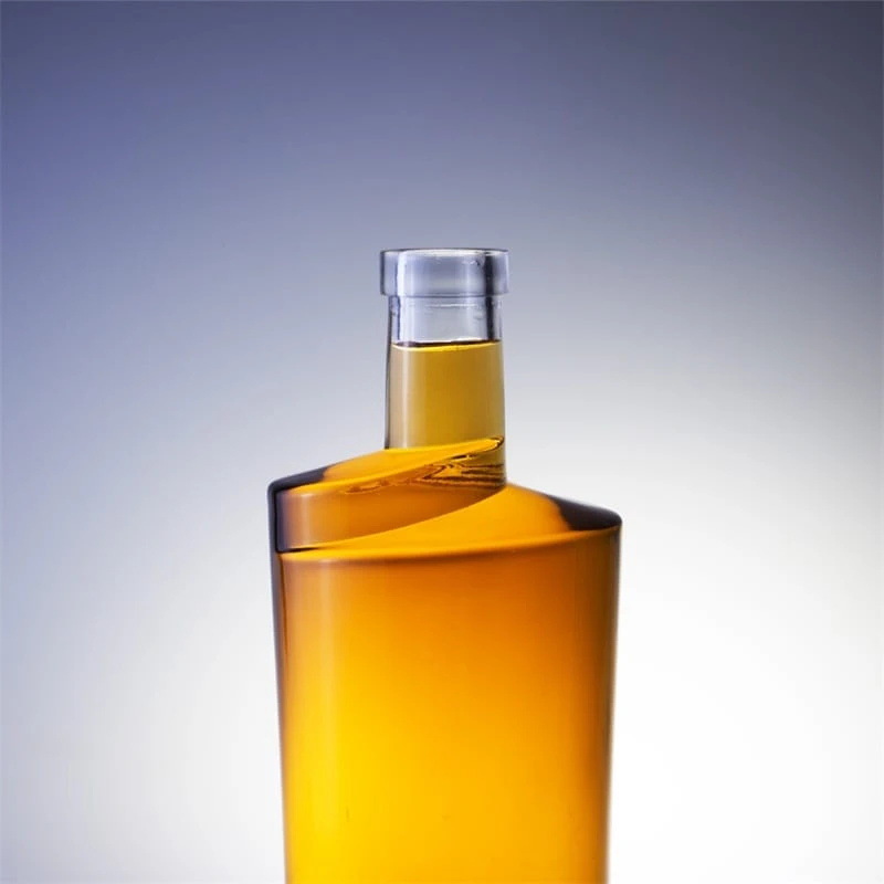 750ml Capacity Round Baijiu Bottle with Transparent Glass Material and Wooden Stopper