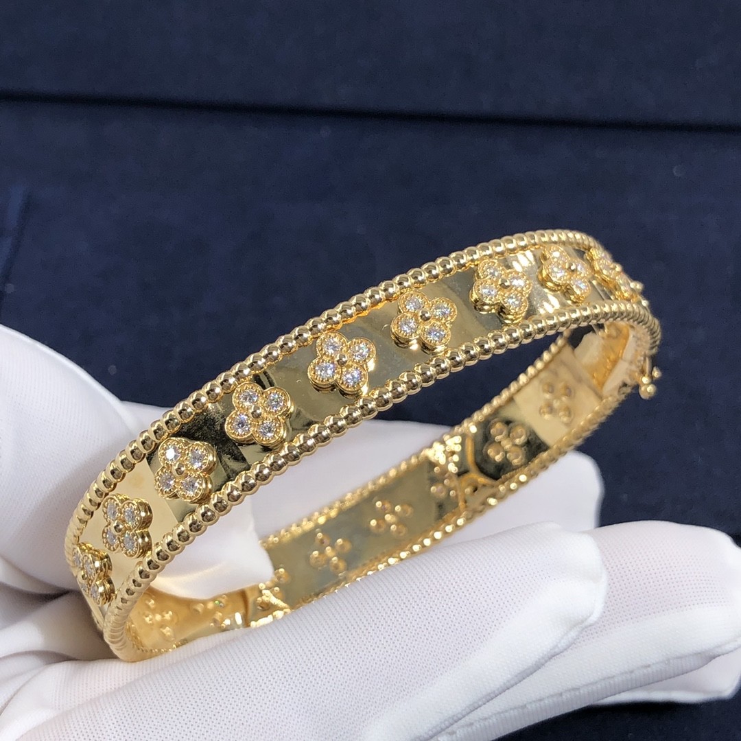 Customization Gorgeous 18k Gold Van Cleef & Arpels PerléE Clovers Bracelet Small Model