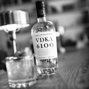 China Crystal White Vodka 6100 Liquor Glass Bottle 50ml-1000ml Screen Printing wholesale
