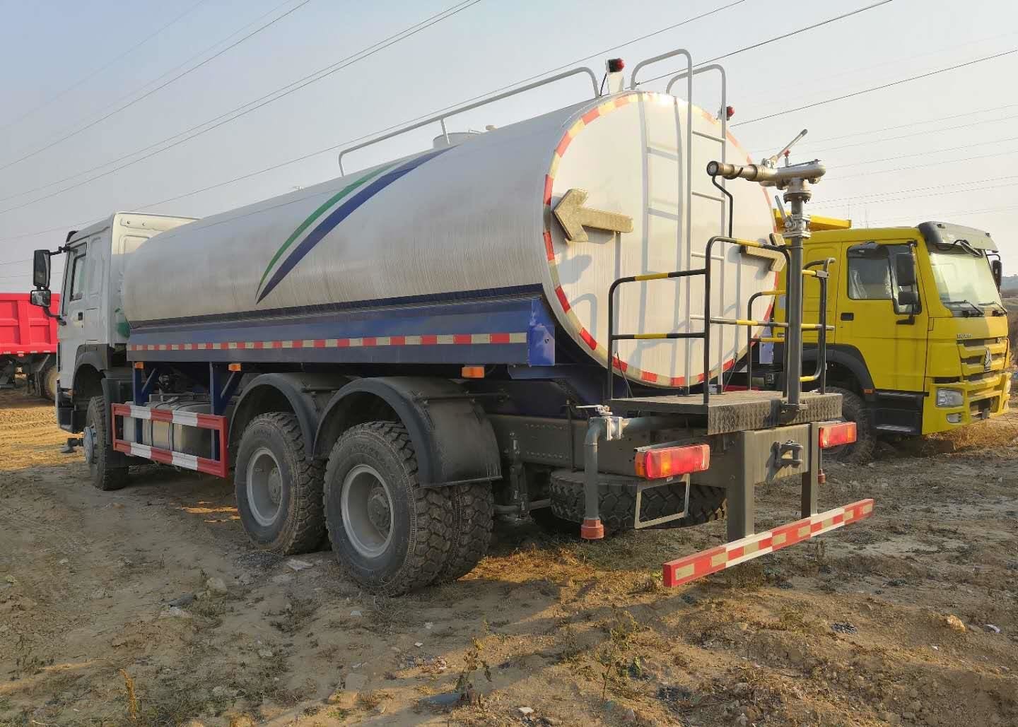 11 Wheels 371HP Water Tank Truck Construction Use For Civil Construction
