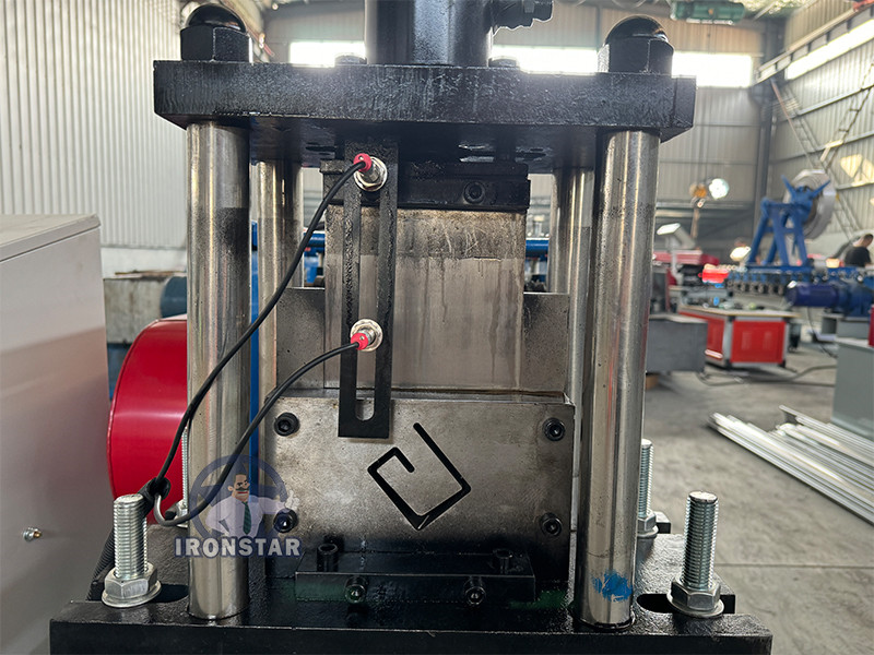 Guide rail roll forming machine machine in Brazil slide rail forming machine | shutter door track machine