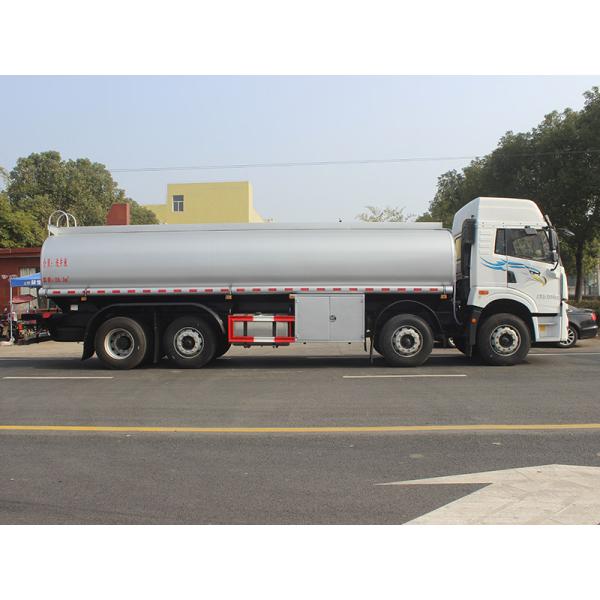 Jiefanghan Front Four Rear Liquid Loaded Vehicle 28 Cubic Meter With Six Wheels