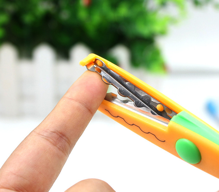 Kids Toddler DIY Safe Small Scissors Safe Plastic Stainless Steel with Decoration Edge Colorful Hobbies DIY Material