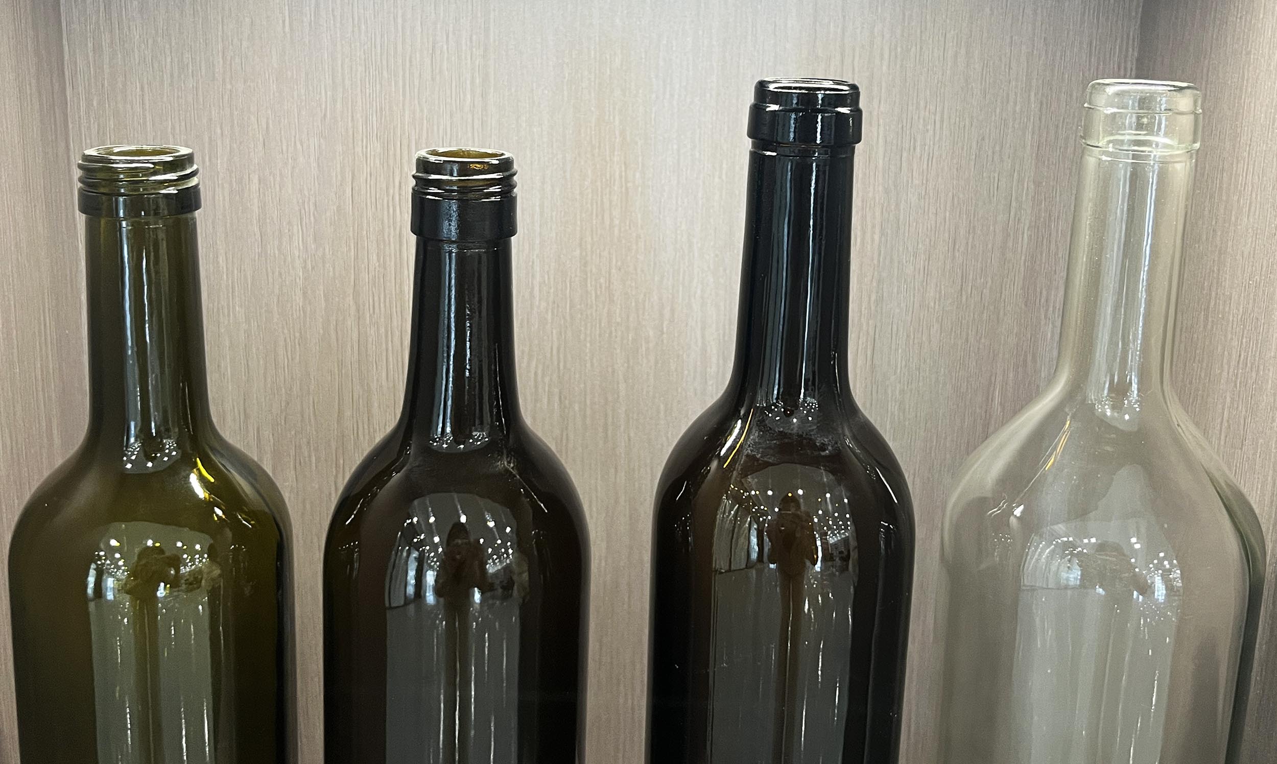 Industrial Beverage 750ml Clear Round Bordeaux Red Fruit Wine Bottles with Cork Caps