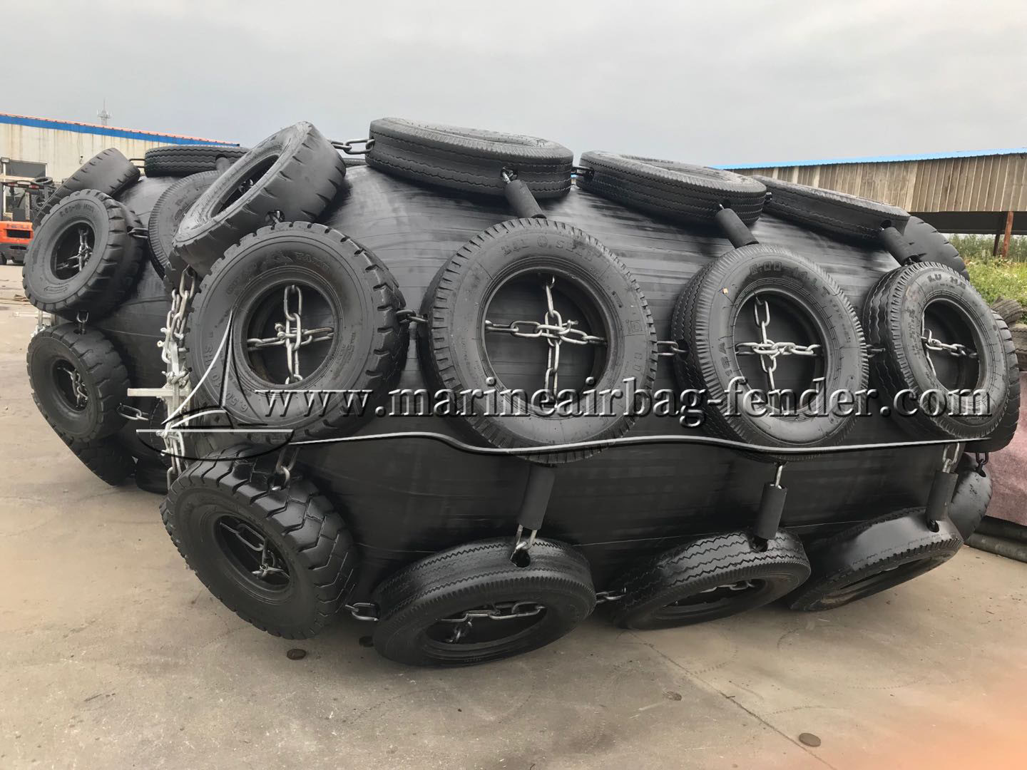 Inflatable Floating Pneumatic Rubber Fenders 50kPa 80kPa Easy Installation