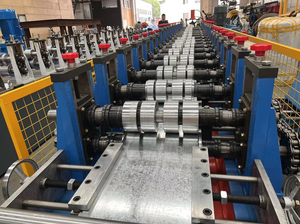Width Adjustable 30m/min C U Profile Roll Forming Machine With 7.5kw Motor Hydraulic Cutting