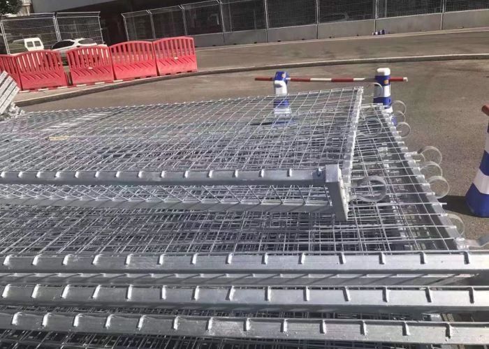 Anti Corrosion 2m Height Roll Top Fencing Dark Green Pvc Coated Surface