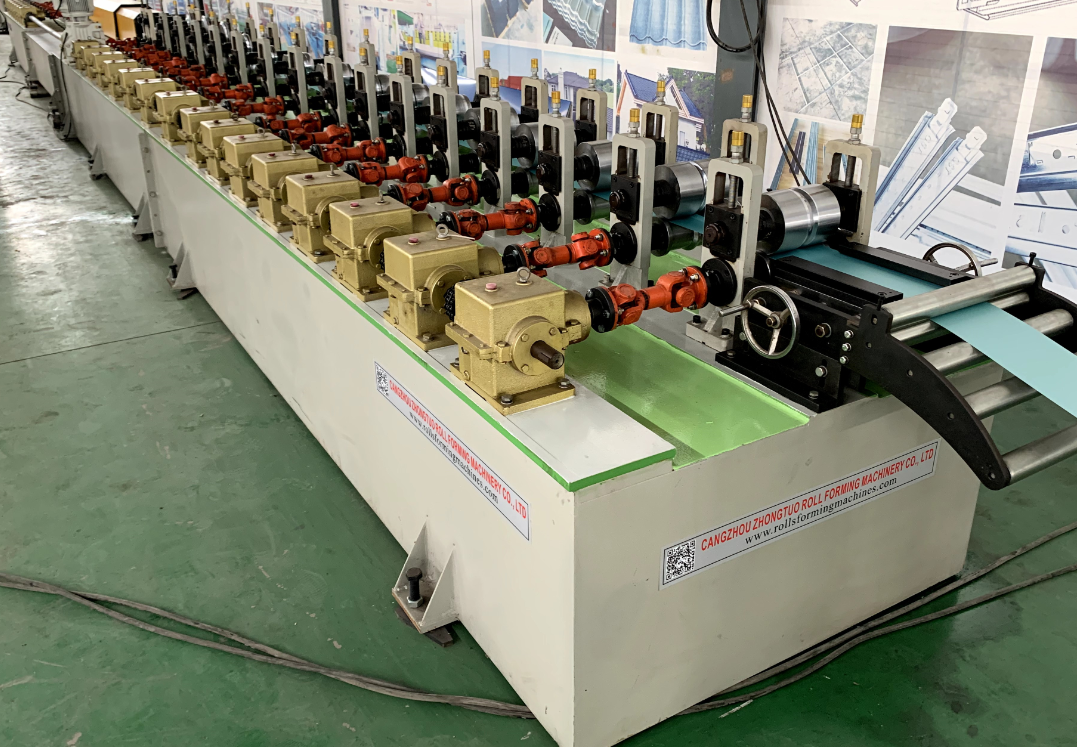 PU rolling shutter rolling machine