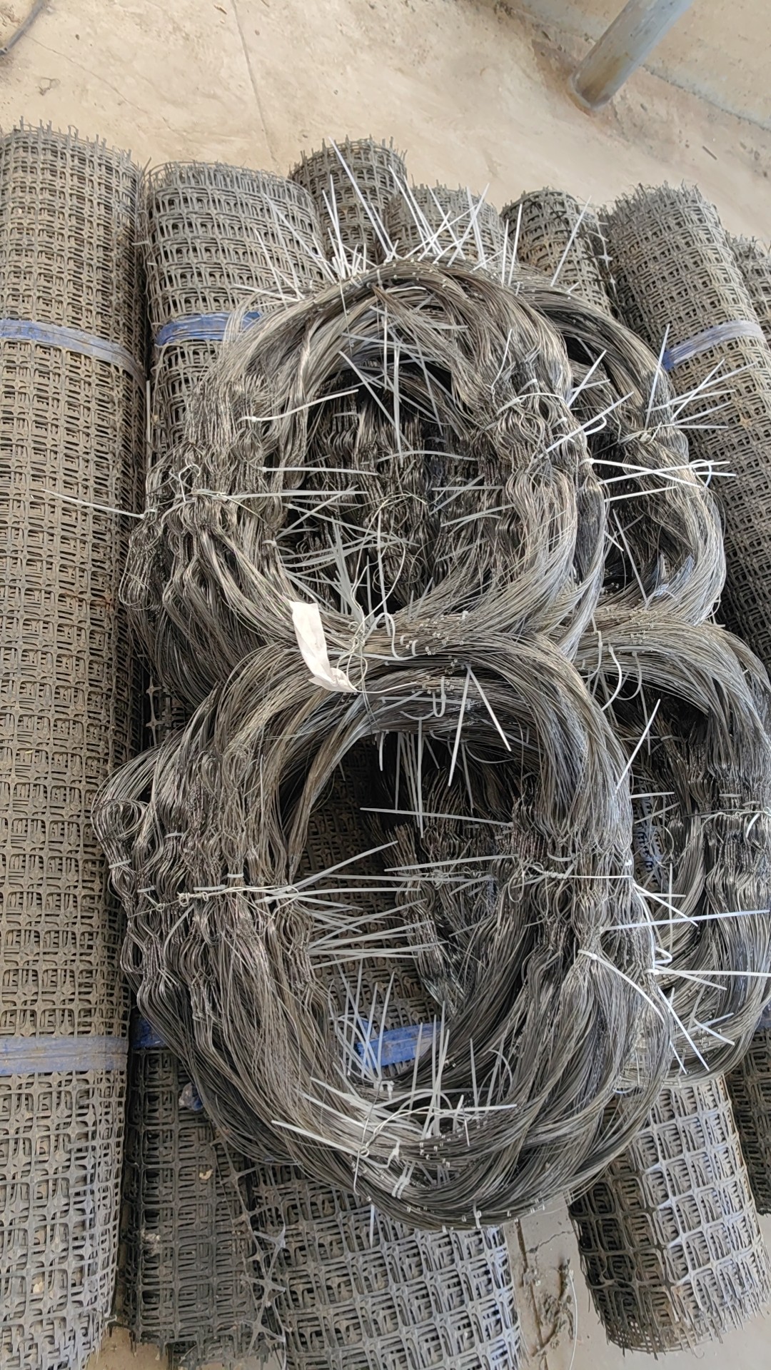 Inconspicuous Obstacle Fence Security Barrier MZP Tangle 10x5x1.4 Wire Mesh Barrier Anti Tank Wire In A Garland Woven Into Rings For Ukraine