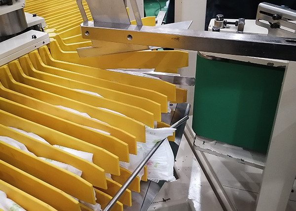 Easy Operation 400ppm Sanitary Diaper Pad Bagging Machine