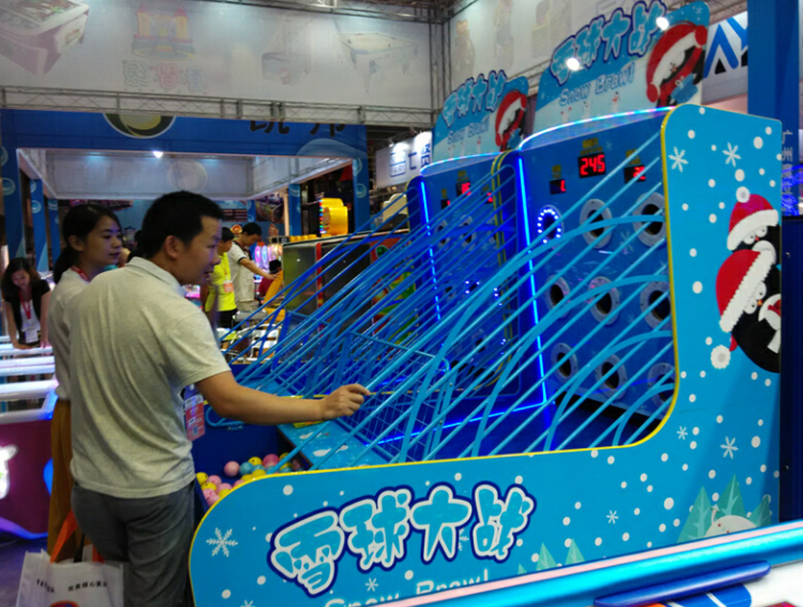 2 Players Redemption Arcade Machines , Snow Brawl Soccer Shooting Ball Game Machine Coin Operated