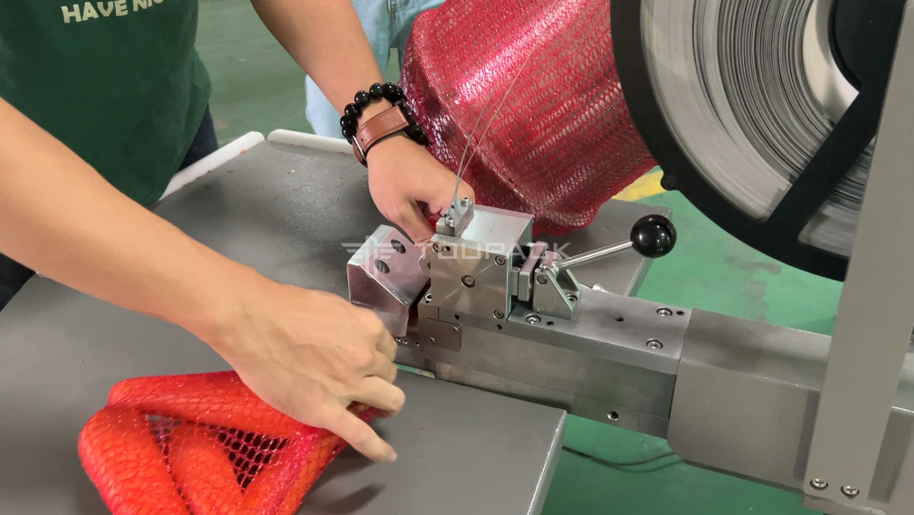 Semi Auto Carrot Weighing And Packaging Machine Vegetable Mesh Bag Packing Machine