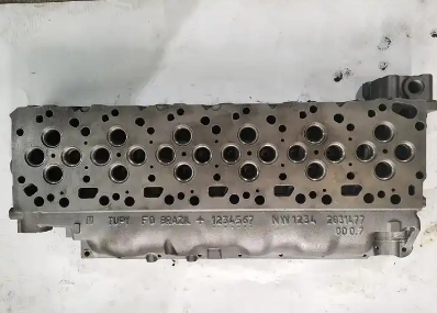Durable Materials 6754-11-1101 4936081 Cylinder Heads for Komatsu Excavator PC220-8 6D107 Diesel Engine Valve 4