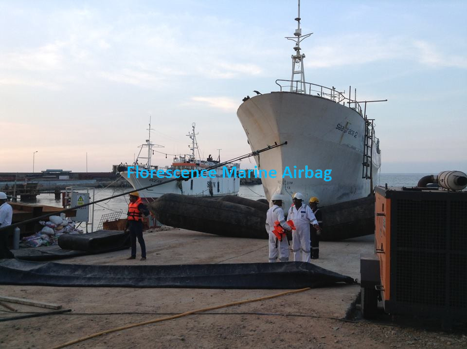 Big Carrying Capacity Marine Rubber Airbag , Boat Recovery Airbags Small Size While Deflated
