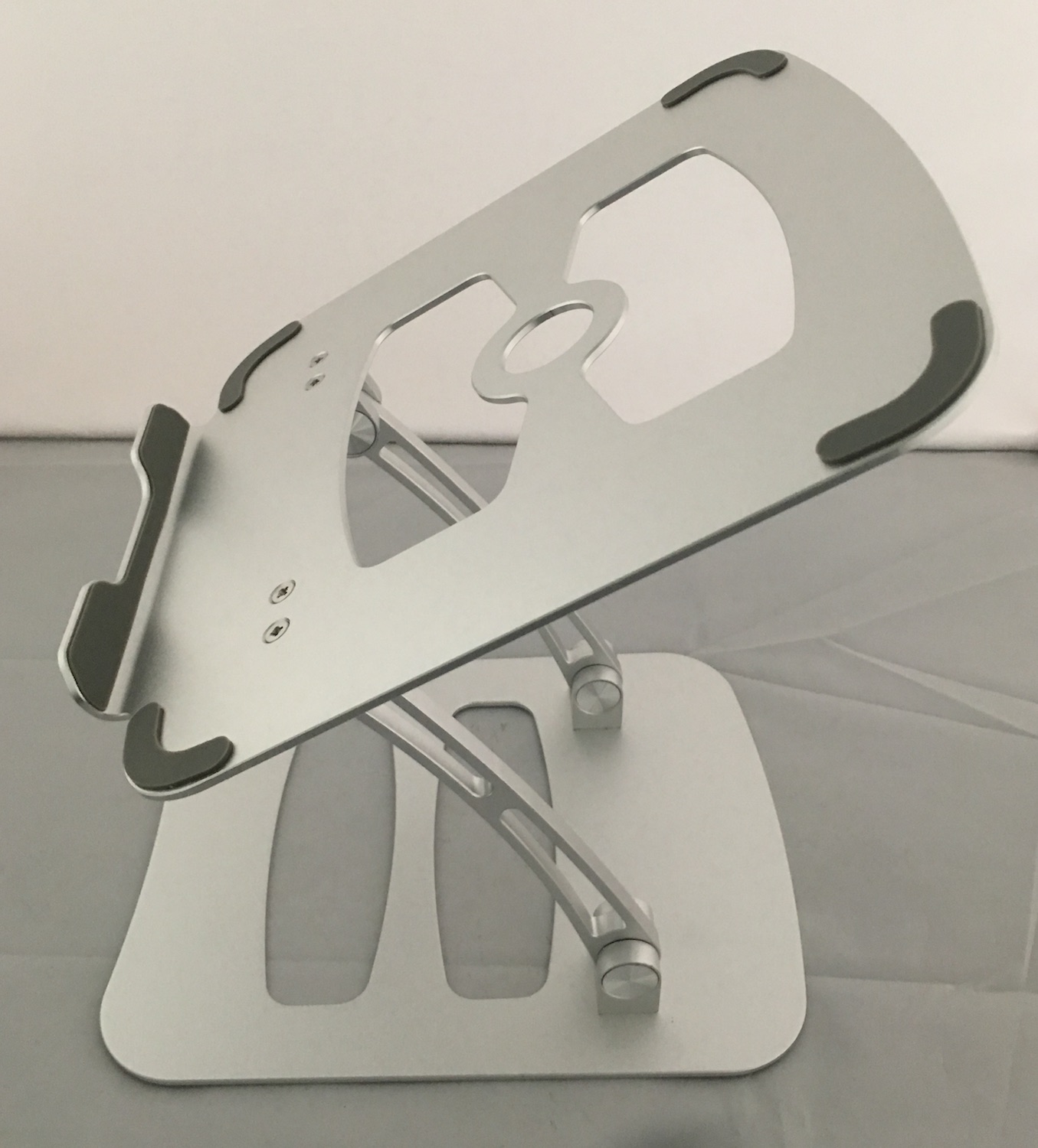 Custom CNC Lathe Machining Metal Laptop Stand Aluminum Cell Phone Stand 3.0mm