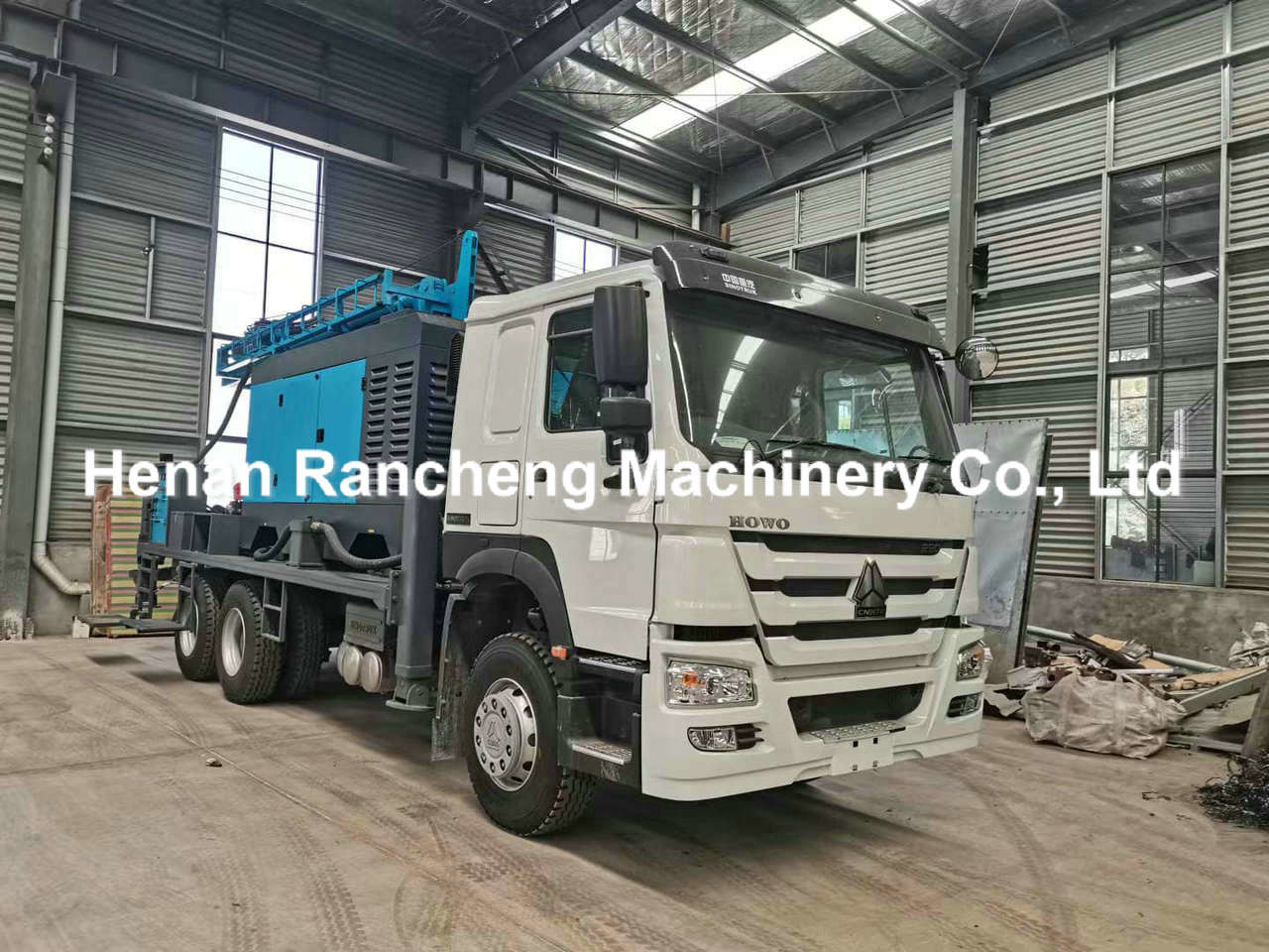 500m Depth Well Drilling Rig Water Trucks 266HP Load Engine 40 - 130rpm Rotary Speed