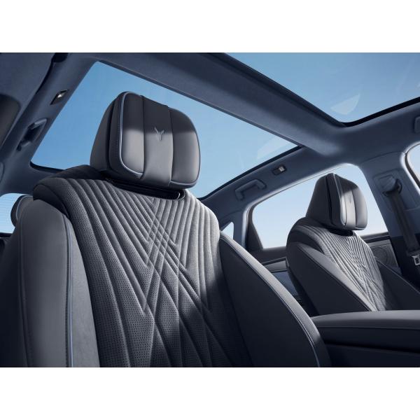 Voyah Chasing Light Car Electric Ev Cars Orange Front and rear tire size 245/45 R20 Zhuiguang Chasing 580km Standard