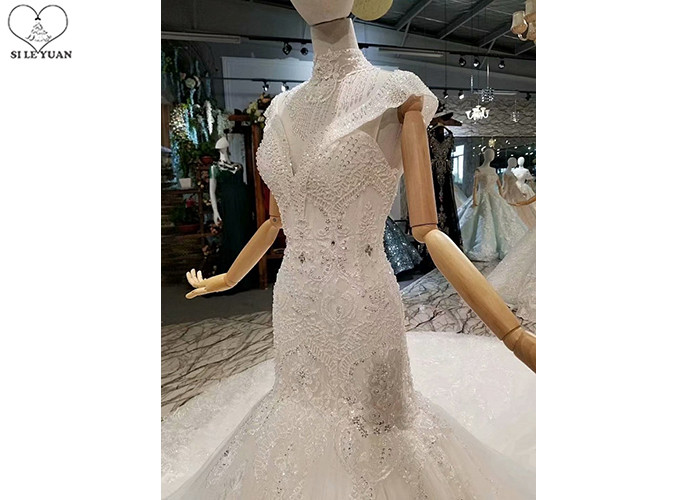 Off White Ladies Bridal Gown / Sleeveless Fishtail Wedding Gown Beaded Lace
