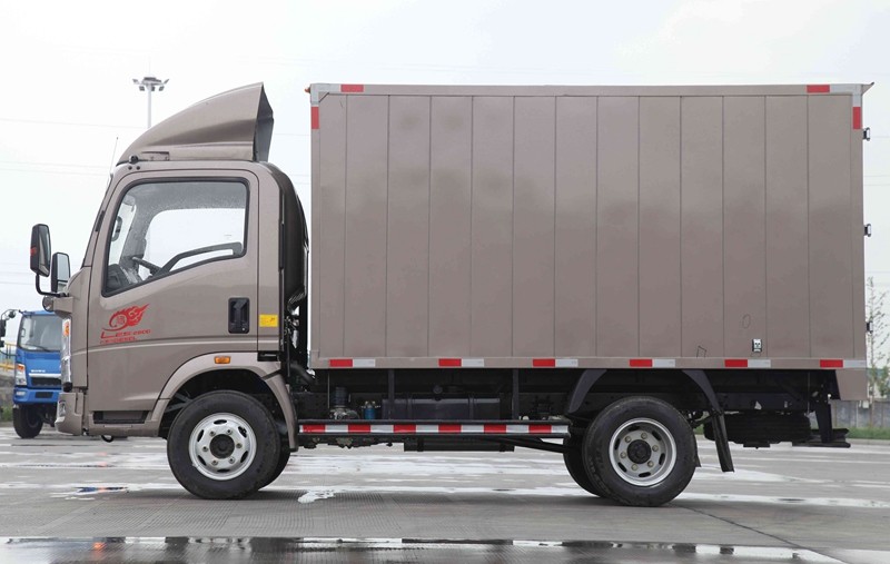 Sinotruk HOWO 4X2 mini Van Cargo Truck 4-6 tons Light Cargo Truck