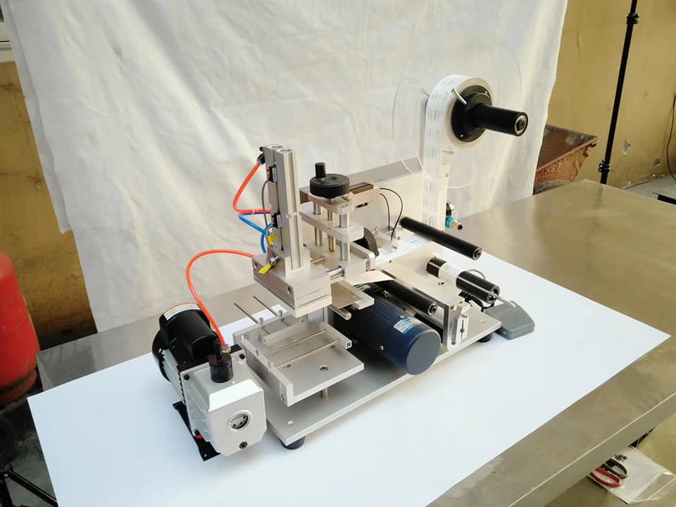Square Flat Surface Tabletop Bottle Labeling Machine For Pouch Carton Box