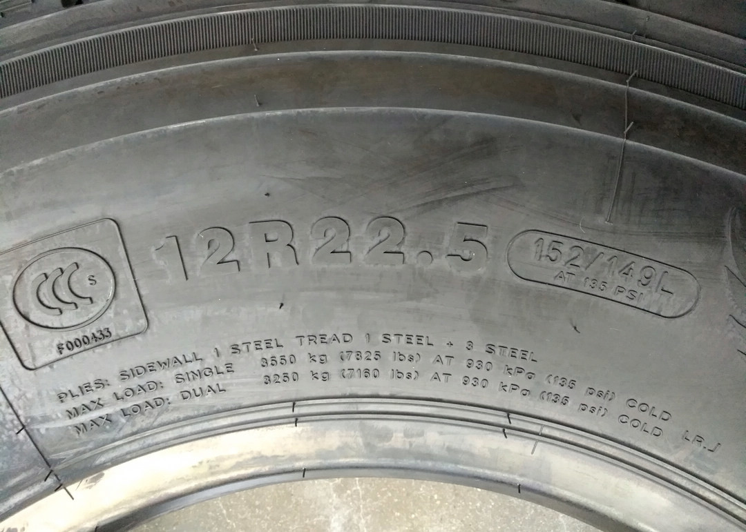 High Stability 16 Inch Truck Tires , Driving Axle Tires 12R22.5 For Rainy / Wet Condition