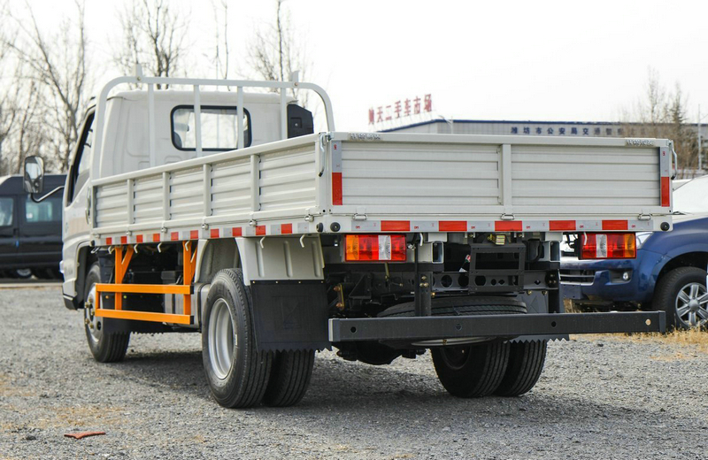 Small Light JMC Cargo Truck With Single Row Cabin 2Tons -3.5Tons Transport Truck