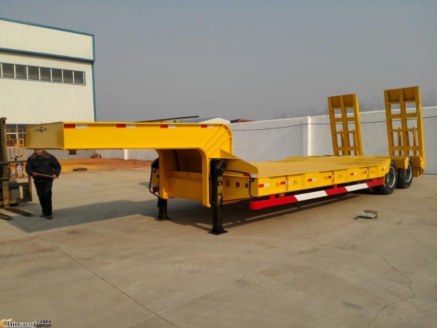 SKD Type Low Bed Trailer Truck , Gooseneck Flatbed Lowboy Trailers For Machine Transportaion