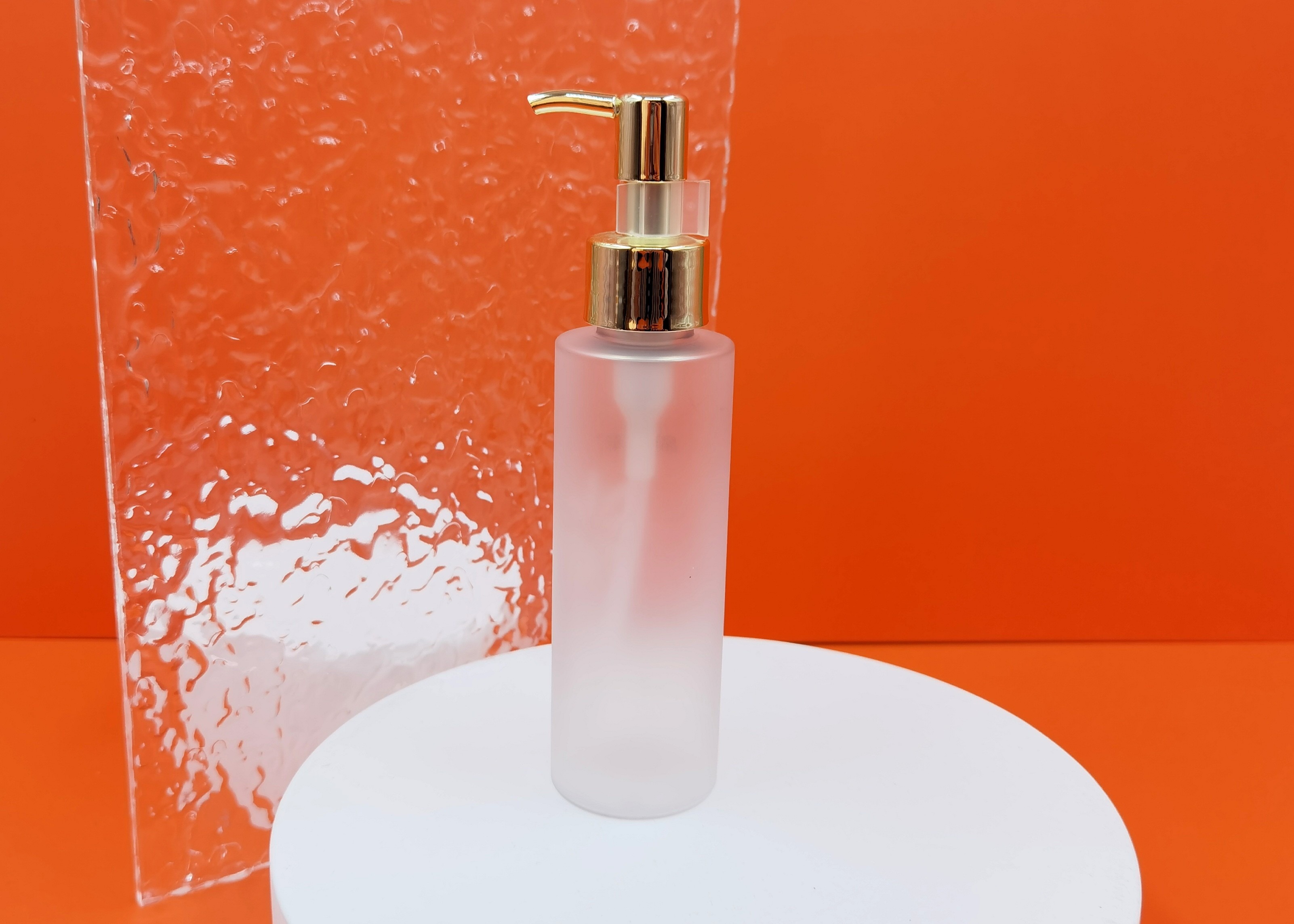 Frosted Transparent Lotion Bottle 100ml With Gold Pump Cylindrical Shape PCR