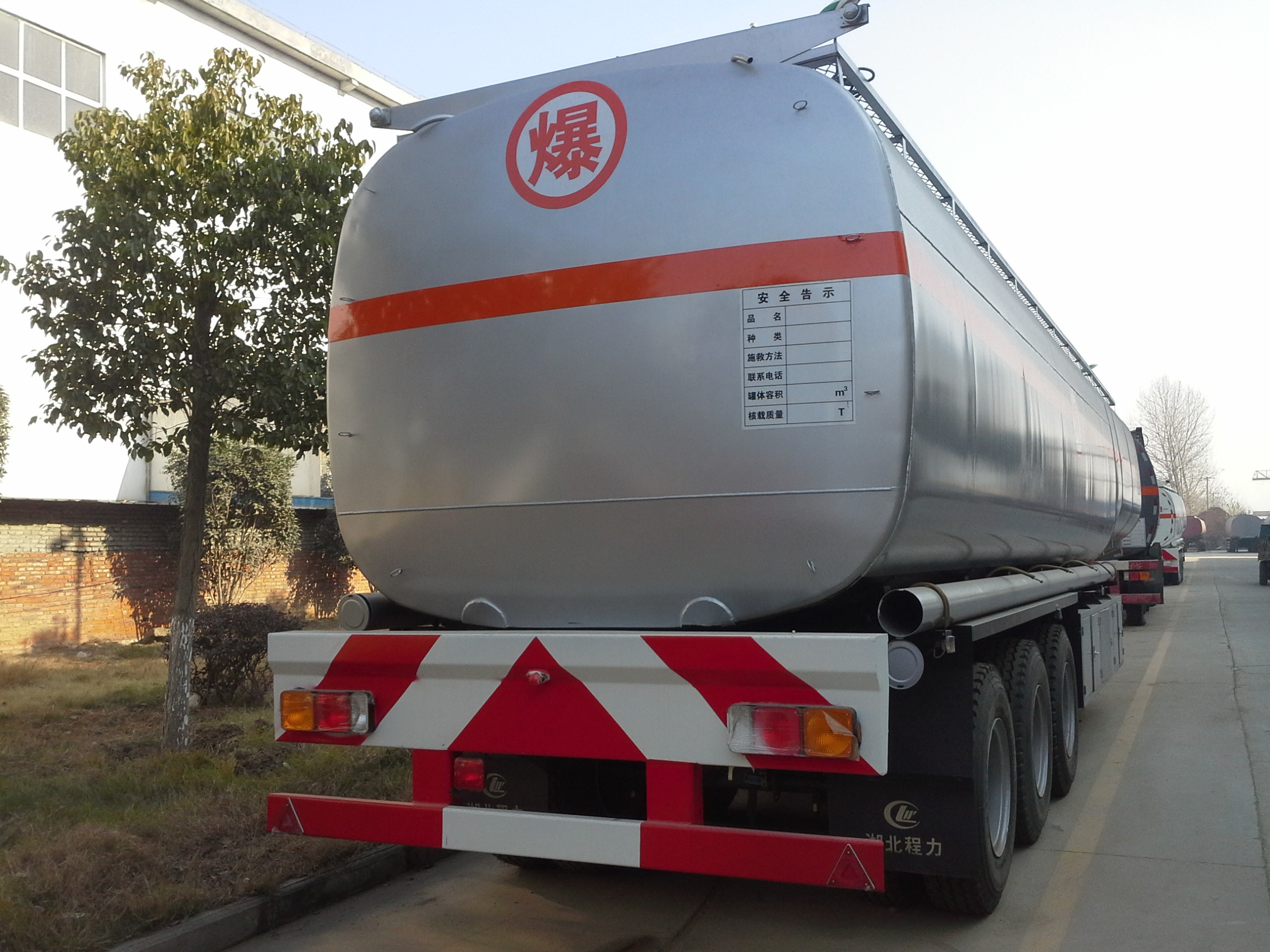 Steel Material 60 CBM Oil Tank Trailer 3 Axles Tanker Semi Trailer For Oil Fuel Transporting