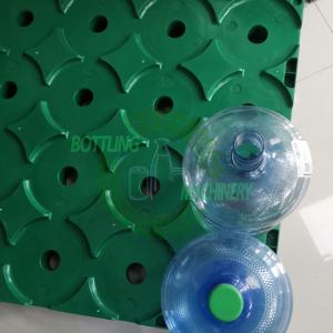 China HDPE Heavy Duty 4*5 4*4 5 Gallon Bottle Pallet Separation Rack Board wholesale