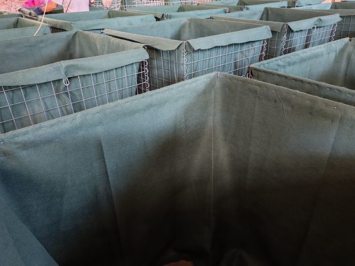 Zinc Coated itary  Barriers 4mm-5mm Spiral Dia with Heavy Duty 2mm Non woven Polypropylene