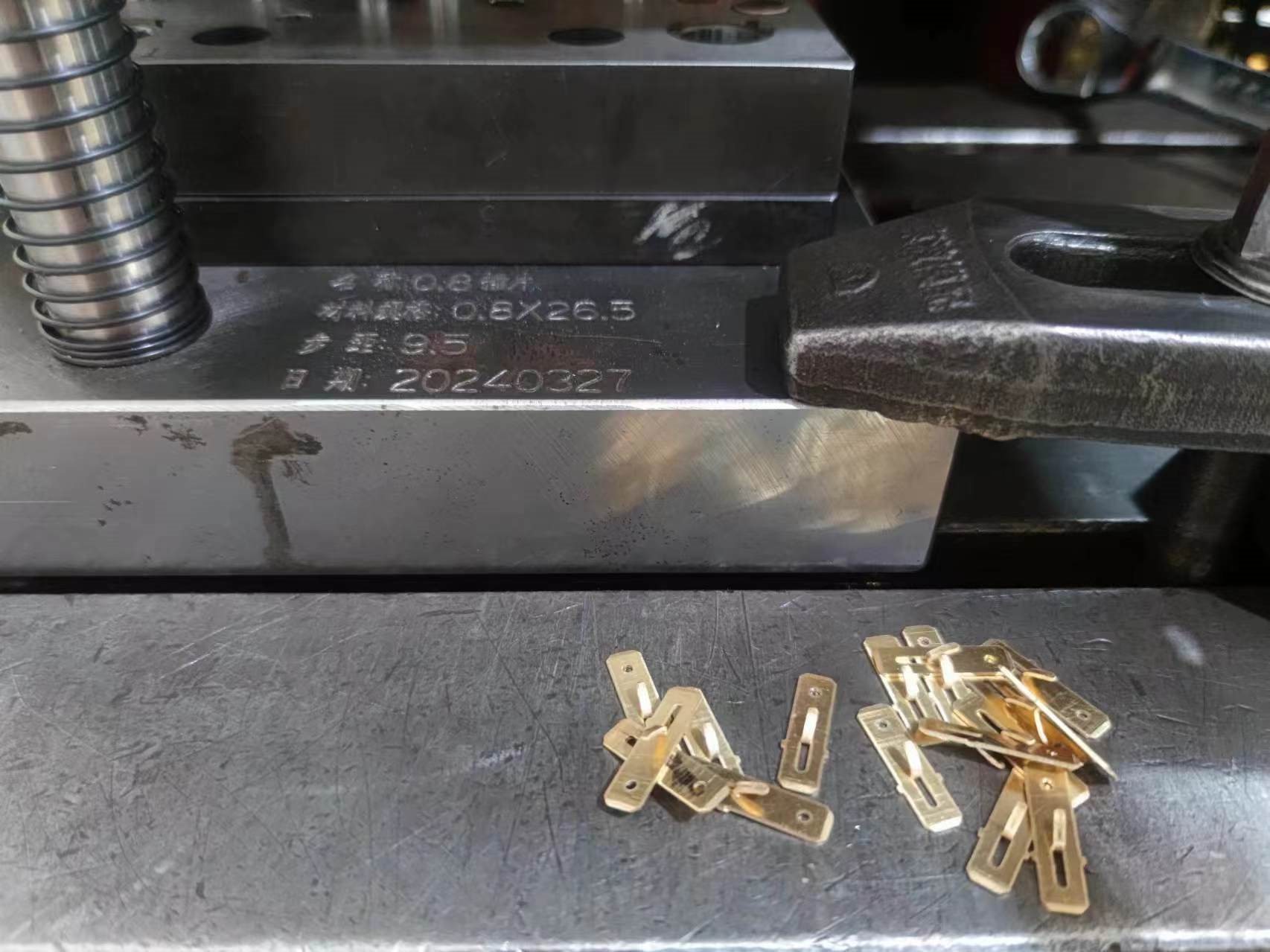 High-Conductivity Brass Contact Blade – 0.6 mm Precision Stamping | Tight-Tolerance Terminal Plate for PCB, Sensor & Automotive Connectors