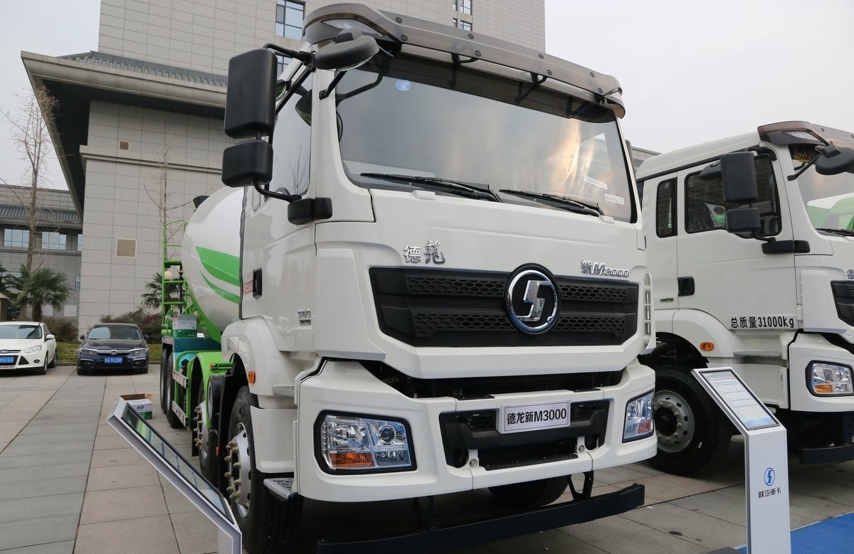 Shacman M3000 8x4 Concrete Mixer Truck 8CBM Bulk Cement Tank Truck With Concrete Mixer Machine
