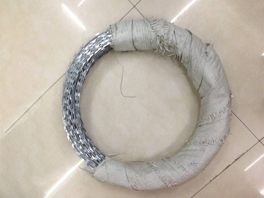 Galvanized Steel Razor Wire Barbed Wire Mesh For Protection Certified by ISO9001 2008