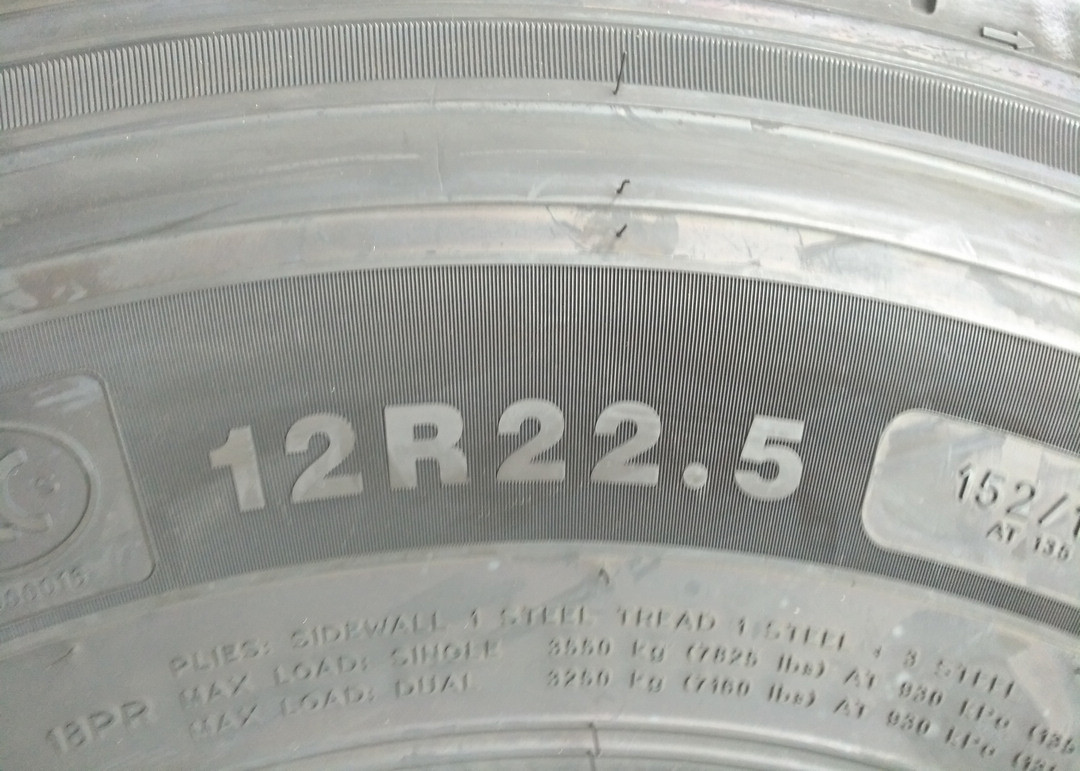 Long Service Life Highway Truck Tires 12R22.5 Tubless Designed High Speed Driving