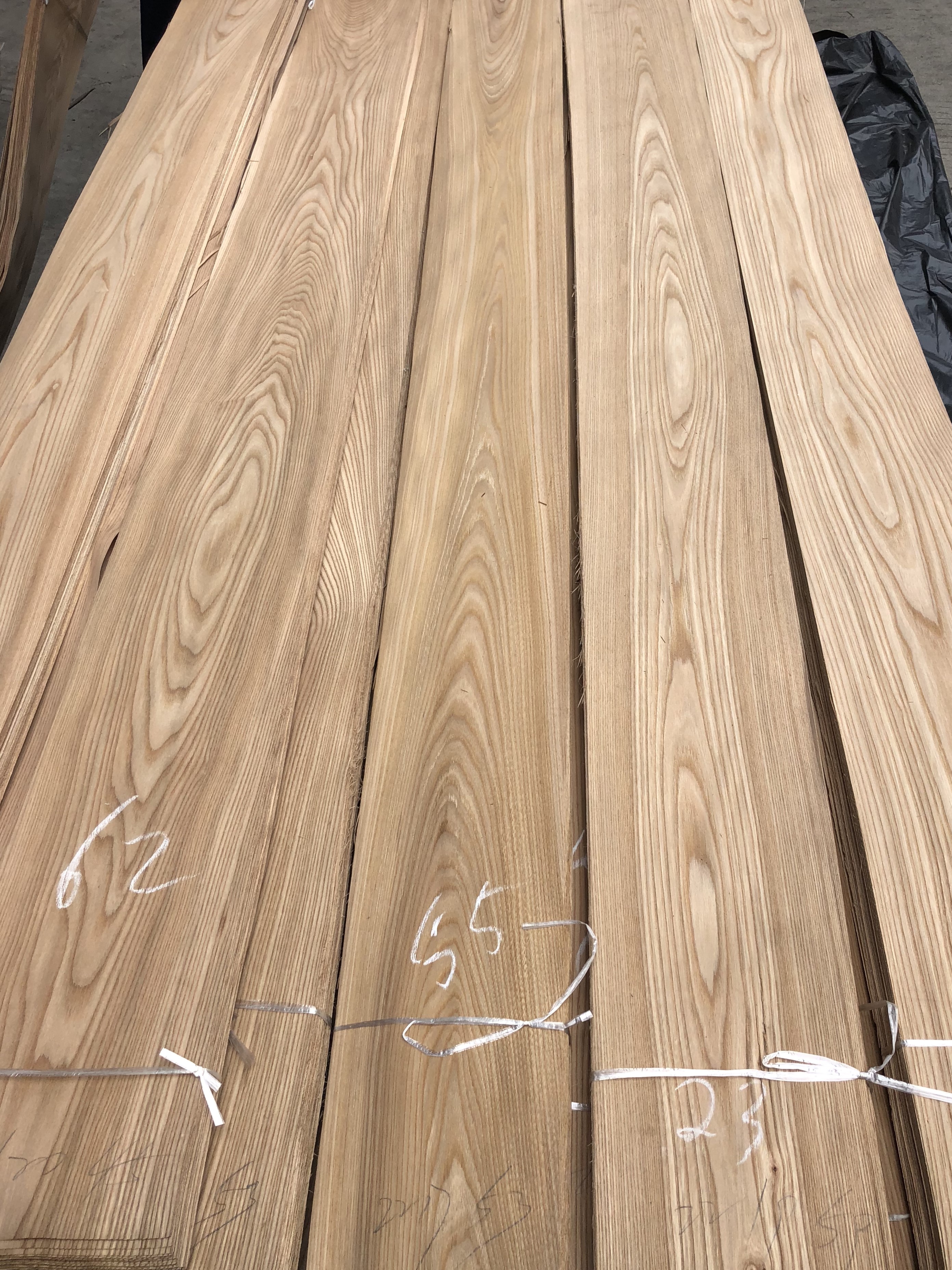 Factory A/AA Elm Wood Veneers Natural Veneer 0.45mm Wood Elm Veneers Straight/Mountain Grain Sheets