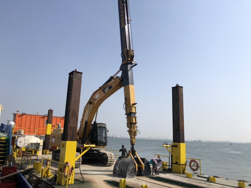 APIE KM220 Efficient And Versatile Excavator Clamshell Telescopic Arm With Depth 22m