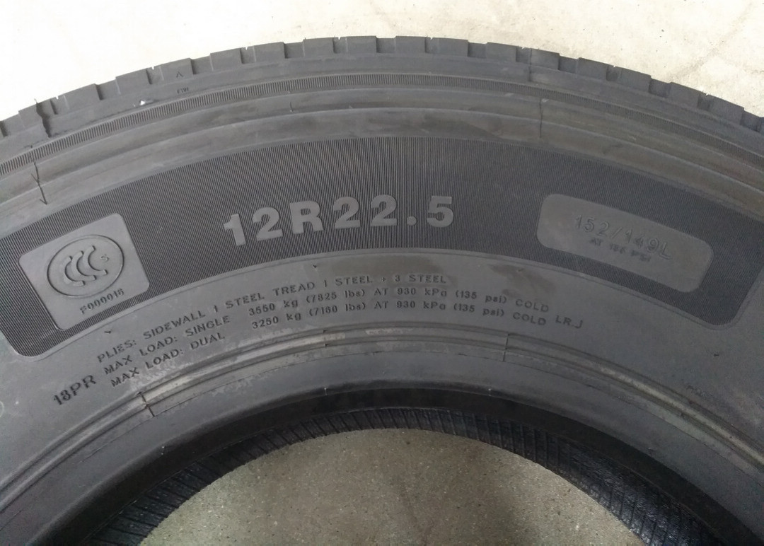 High Wearable Low Rolling Resistance Tires , Lightweight Truck Tires Eco Friendly